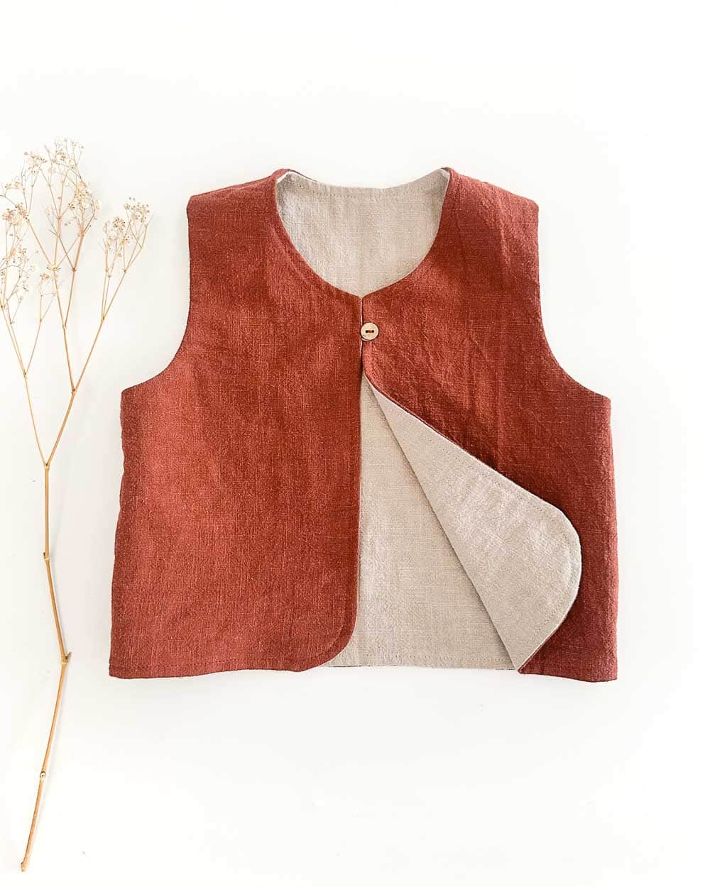 Baby und Kinder Gilet aus Leinen. Handgefertigte Leinenweste, nachhaltig und in Bayern aus natürlichen Materialien hergestellt.