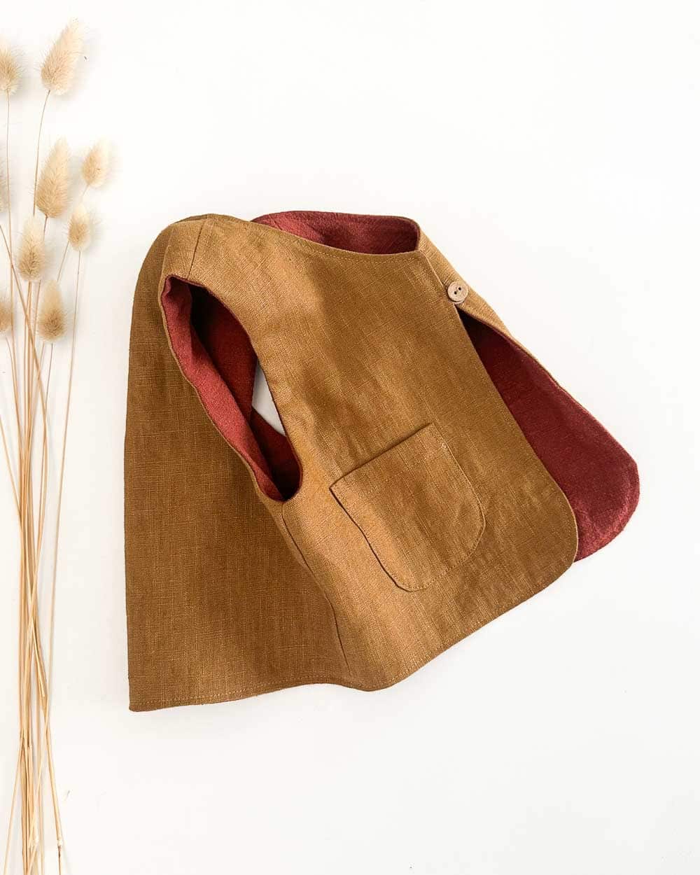 Baby und Kinder Gilet aus Leinen. Handgefertigte Leinenweste, nachhaltig und in Bayern aus natürlichen Materialien hergestellt.