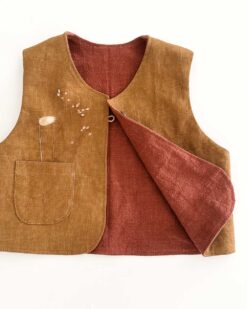 Baby und Kinder Weste aus Leinen. Handgefertigt, nachhaltig und in Bayern aus natürlichen Materialien hergestellt.