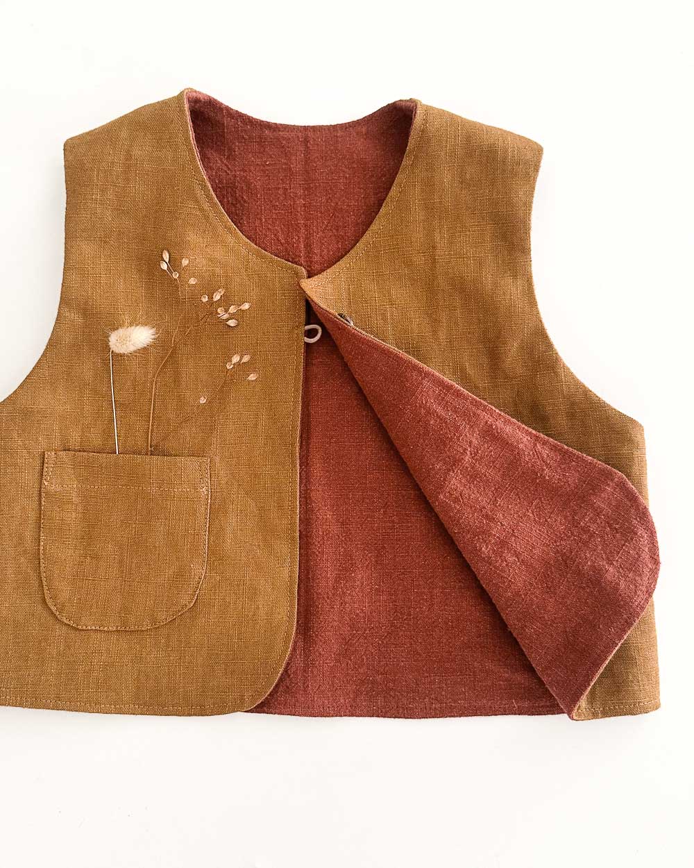 Baby und Kinder Weste aus Leinen. Handgefertigt, nachhaltig und in Bayern aus natürlichen Materialien hergestellt.