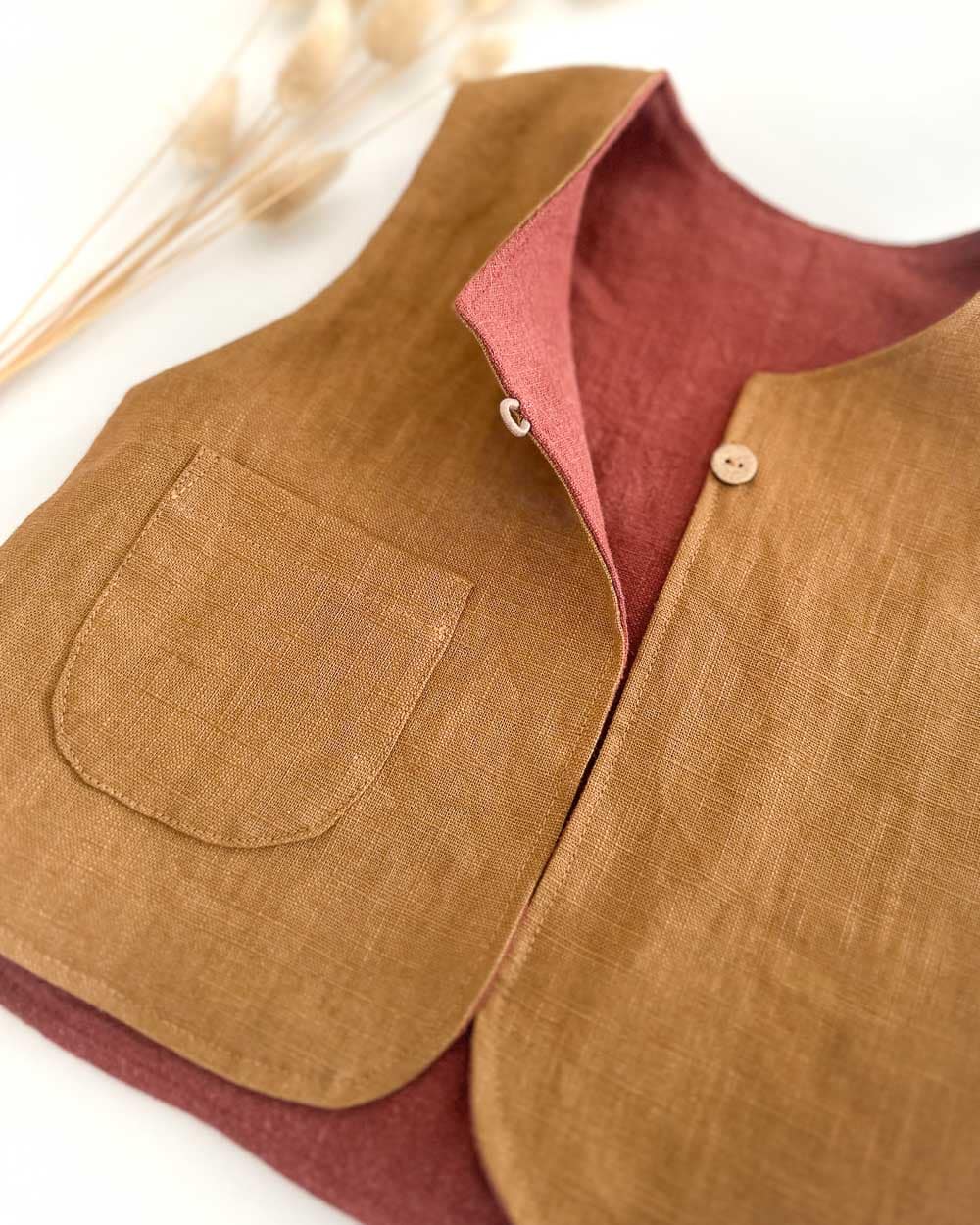 Baby und Kinder Gilet aus Leinen. Handgefertigte Leinengilet mit Tasche und Kokosknopf