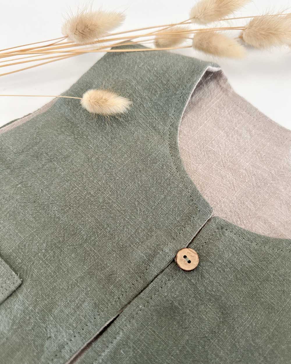 Baby Kinder Gilet / Weste aus Leinen. Handgefertigt, nachhaltig und in Bayern aus natürlichen Materialien hergestellt.