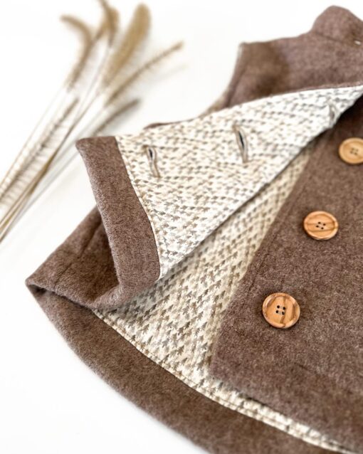 Walkweste Kind mit Holzknöpfen und Taschen - Kinder Gilet gefüttert mit Jersey oder Merino Wolljersey