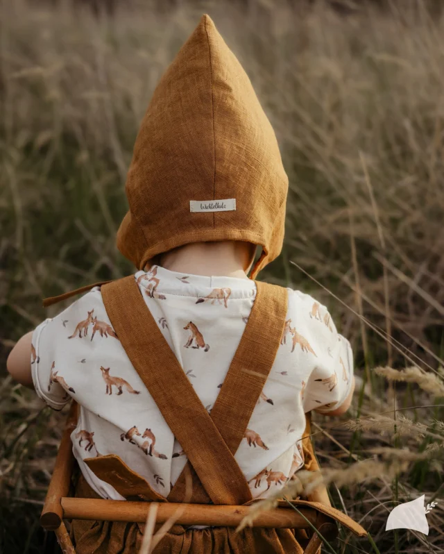 Zeit dass endlich ein bisschen Frühling im Feed hier einkehrt!

Wir freuen uns riesig auf die Leinenzeit und auf die schönen warmen Tage die man von früh bis spät draußen verbringen kann☀️

Am Donnerstag geht auch endlich die neue Sommerkollektion online! Wir haben viel Arbeit in die neuen Schnitte gesteckt und können es kaum erwarten euch mehr zu zeigen. Das wird großartig😍
~
|Leinenlatzhose und Pixie in Zimt|
Fotos @tinaregner.fotografie 

#leinen #linenclothes #latzhose #kinderlatzhose #capsulewardrobe #kidswardrobe #leinenkleidung #leinensalopette #leinenlatzhose
#salopette #taufoutfit #geburtstagsoutfit
#babykleidung #sustainablekidsfashion #kindersonnenhut #leinensonnenhut #slowfashion #shopsmall #mädchenmama #lebenmitkindern #mamaalltag #bindungsorientiert #nachhaltigleben #mamamode #handmade #handmadekidsfashion