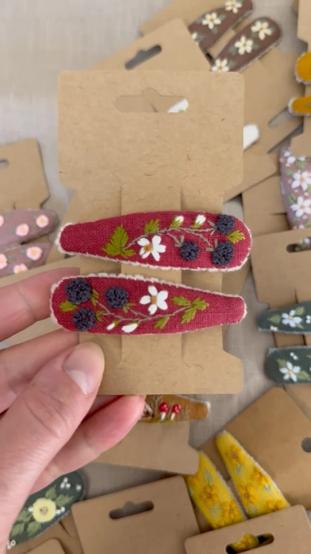 Kleine Kunstwerke fürs Haar - JETZT ONLINE!  Nicht nur super bequem und praktisch zum Bändigen kleiner Abenteurer-Frisuren, sondern auch noch einzigartig schön.  Wir feiern diese wunderschönen Haarspangen sehr, deswegen schenken wir euch heute und morgen 10% auf alle Haarspangen mit dem Code „SPANGE10“❤️
 Jede einzelne Haarspange wurde liebevoll per Hand bestickt - jede Spange ist ein absolutes Einzelstück Eine wundervolle Geschenkidee für große und kleine Mädels oder einfach eine kleine Überraschung für zwischendurch! 
🌸 von Hand bestickt – jedes Stück ein Unikat
🌸 Passend zu unserer Leinenkollektion
🌸 extraweich und Sand zu den Haaren
🌸 hält wilde Mädelshaare an Ort und Stelle

Die Grundfarben unserer Haarspangen sind die gleichen, aus der aus unsere Leinenkleidung gefertigt wird - du kannst sie also wunderbar mit allen Leinenteilen aus unserem Shop kombinieren! Bringt die Augen eurer Mädels zum Leuchten😍
Welche Haarspange ist euer Favorit?
~

#haarspange #sticken #handbestickt #embroidery #handstiched #haarclip #handmade #handarbeit #leinenhaarschmuck #kinderhaare #kinderfrisur #mädchenfrisur #haarspangenliebe #mädchenhaare #haarklammern #besticktehaarspange #handgemachtmitliebe #mädchenaccessoires #girlshair #hairclip