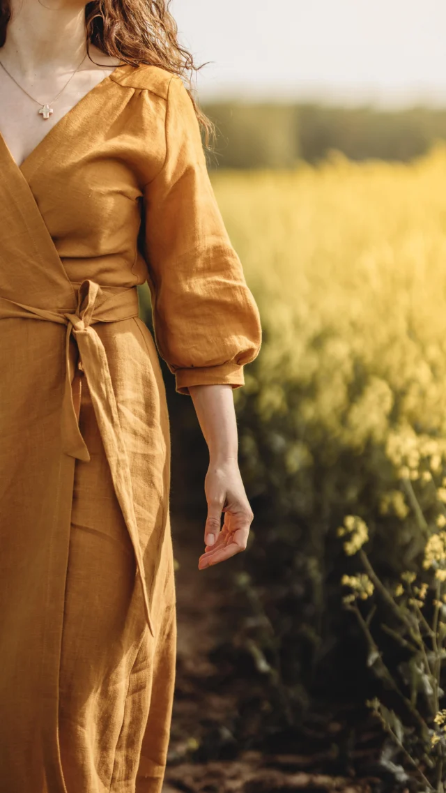 DÜRFEN WIR VORSTELLEN… 

Unser neues Wickelkleid aus 100% extraweichem Leinen. Hier in der Farbe Senf - wadenlang und mit 3/4 Ärmeln. Ihr könnt es vorne oder wie im Video hinten binden, da zeigen wir euch bald auch noch ein paar schöne Tragevarianten🤗

Von Herzen Danke für diese wunderschönen Aufnahmen liebe @sophia_brodehl_photography
Wir finden es steht dir einfach großartig - oder was meint ihr?

Das Leinen-Wickelkleid findet ihr in vielen wunderschönen Leinenfarben auf www.wichtelkidz.de

~
#leinenkollektion #linenclothes #sommeroutfit  #wickelkleid #leinenkleidung #linendress #leinenkleid #damenkleidungausleinen #leinenwickelkleid #rapsfeld #leinenfürdamen
#leinenfürden #geburtstagsoutfit #sommerkleid #sommeroutfit
#capsulewardrobe #sustainablefashion #girlsdress #slowfashion #shopsmall #smallbusiness #mamaalltag #mamasein #mamamode  #nachhaltigleben #handmade #handmadekidsfashion