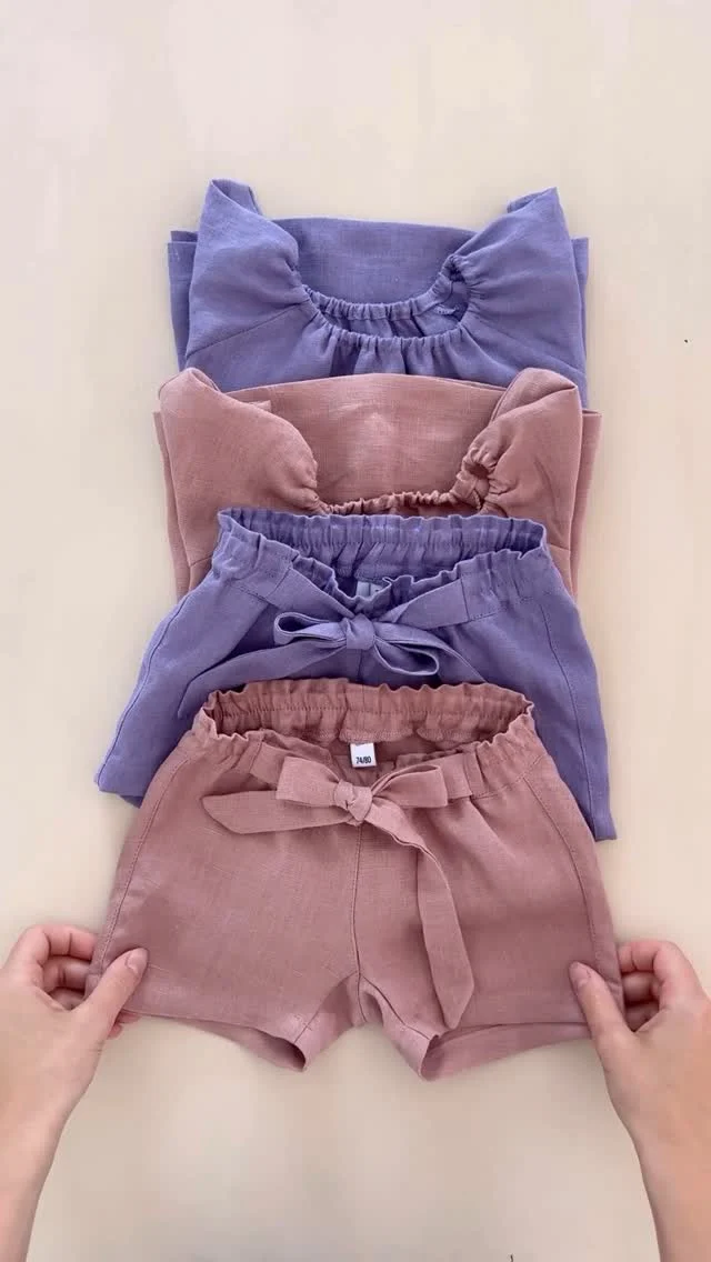 MATCHING OUTFITS  Wir sind immer wieder verliebt beim Verpacken eurer Bestellungen💕 
Welche Kombi ist euer Favorit?   Eine super süße Idee für Zwillinge oder Geschwister. Die einzelnen Teile könnt ihr dann ganz wunderbar nach Lust und Laune kombinieren. Stellt euch euer Lieblingsoutfit in euren Wunschfarben ganz einfach selbst zusammen: www.wichtelkidz.de  Das gleiche Outfit gibts im Shop übrigens auch für uns Mamas🫶 
~
#twinsoutfit #zwillingsoutfit #zwillingsmama #twinningoutfit #paperbag #leinenshorts #minime #matchingoutfit #mamakindoutfit #leinenoutfit #sommeroutfit #linenclothes #geschwisteroutfit #kidswardrobe #nachhaltigekinderkleidung #naturkind #naturkinder #naturliebe #zwillingsmädels 
#babykleidung #sustainablekidsfashion #slowfashion #shopsmall #mädchenmama  #bindungsorientiert #nachhaltigleben #mamaglück #mitliebegemacht #matchingoutfits
