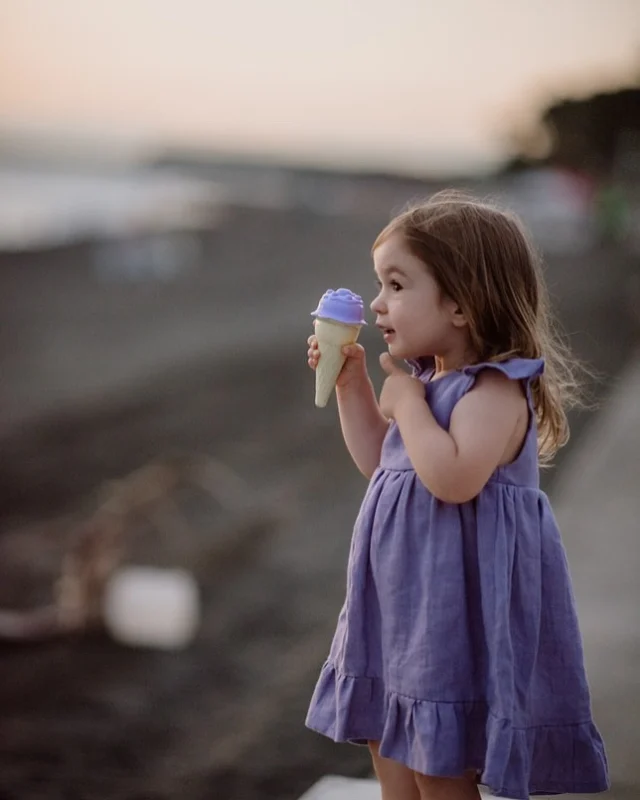 ICE ICE BABY

Wenn deine Eiskugel mit deinem Leinenkleid matcht🍦 
Was glaub ihr, welche Sorte könnte das sein? 

Wir sind gespannt auf deine Auflösung @sophia_brodehl_photography 
Danke für das zauberhafte Bild🤍

Noch mehr Sommerfarben findet ihr auf: 
www.wichtelkidz.de

~
#leinen #linenclothes #linenclothes #linendress #linendressforgirl  #wardrobe #capsulewardrobe #kidswardrobe #leinenkleider #linendress #leinenliebe #leinenkleid #girlsdress #madeinbavaria #madeingermany #sommeroutfits #sommerkleidung #kindermode
#babykleidung #sustainablekidsfashion #babyclothes #kindermode #slowfashion #shopsmall #mädchenmama #lebenmitkindern  #mamaalltag #sommeroutfit #sommermitkindern #nachhaltigleben #handmade #handmadekidsfashion