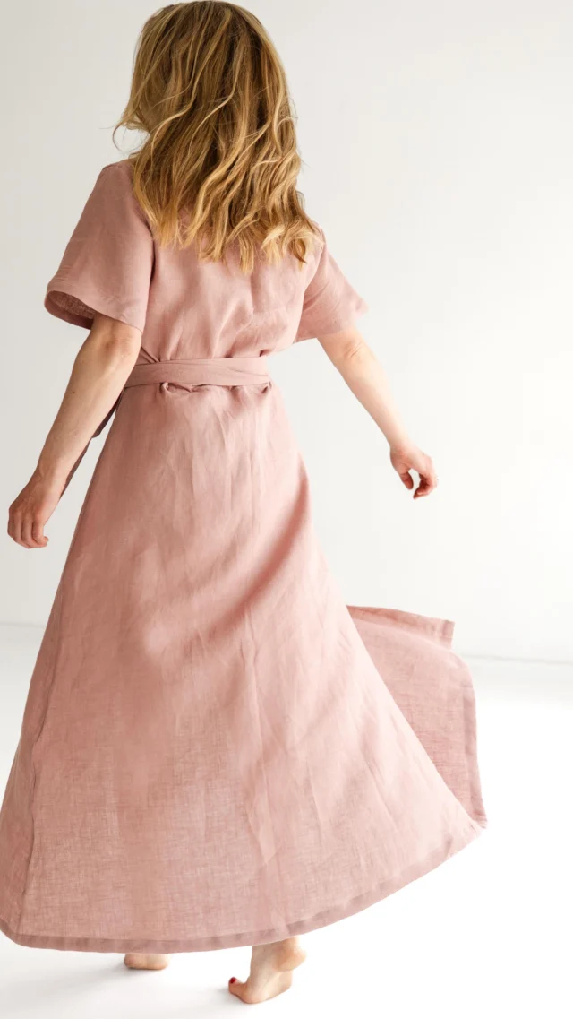 VON MAMAS, FÜR MAMAS
 Wir tanzen einfach durch die heißen Sommertage☀️ 
Mit luftig leichter Leinenkleidung geht das mit Leichtigkeit🍃
 Gestalte dein neues Lieblingsteil in deiner Wunschfarbe und Länge:

✓ extraweiche Qualität
✓ fair und nachhaltig ✓ von Mamas entwickelt
✓ handgefertigt in Deutschland  Wohlfühlen beginnt auf der Haut - jetzt entdecken: www.wichtelkidz.de  ~
Video: @ninas.momentaufnahmen @luiiisew 
#mamamode #wickelkleid #leinenwickelkleid #wrapdress #damenkleid #damenrock #leinenkleid #leinenrock #capsulewardrobe #sommerkleider #leinenkleidung #leinenkleidungfürdamen #mama25 #umstandskleidung #kleidungfürmamas 
#kindekleidung #mädchenmama #jungsmama #mamaglück #familienglück #madewithlove
#nachhaltigekinderkleidung  #slowfashion #shopsmall #lebenmitkindern #mamaalltag #nachhaltigleben