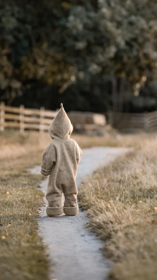 NEW IN✨
MERINO-WOLLFLEECE SAND MELIERT 
➡️ Noch bis Sonntag bis zu 15% sparen!

Ab sofort online: Unsere kuschelig weichen Bio Merino-Wollfleece Overalls und Jacken in dieser tollen Farbe Sand Meliert 🫶

Tragbar von ca. -5 bis 20°C und unsere absolute Empfehlung für Neugeborene und Kinder die es gern besonders weich und kuschelig mögen🤍
 🌱 100% Bio Merino-Wollfleece
🌱 kuschelig weich
🌱 warm & temperaturausgleichend 
🌱 kein Schwitzen, kein Frieren!
🌱 mit praktischem Reißverschluss
🌱 selbstreinigend & schmutzabweisend

Alle Teile aus der Wollfleece Kollektion sind sofort versandfertig aber stark limitiert. Schnell sein lohnt sich! 
 www.wichtelkidz.de 

~
#herbstoutfit #herbstwetter #wollfleece #merinofleece #merinojacke #merinooverall #merinowollfleece #bio #outfitfürzwillinge #zwillingsoutfit #geschwisteroutfit #walkoutfit #wollwalk #wollwalkkleidung #walkkleidung #wollwalkweste #wollwalkliebe #wollwalkweste #kidsvest #fairfashion #frühlingsliebe #mamabusiness #familienunternehmen #nachhaltigekinderkleidung #natürlichekinderkleidung #naturkind #mädchenmama #jungsmama #bedürfnisorientiert  #mamablogger #mamabusiness