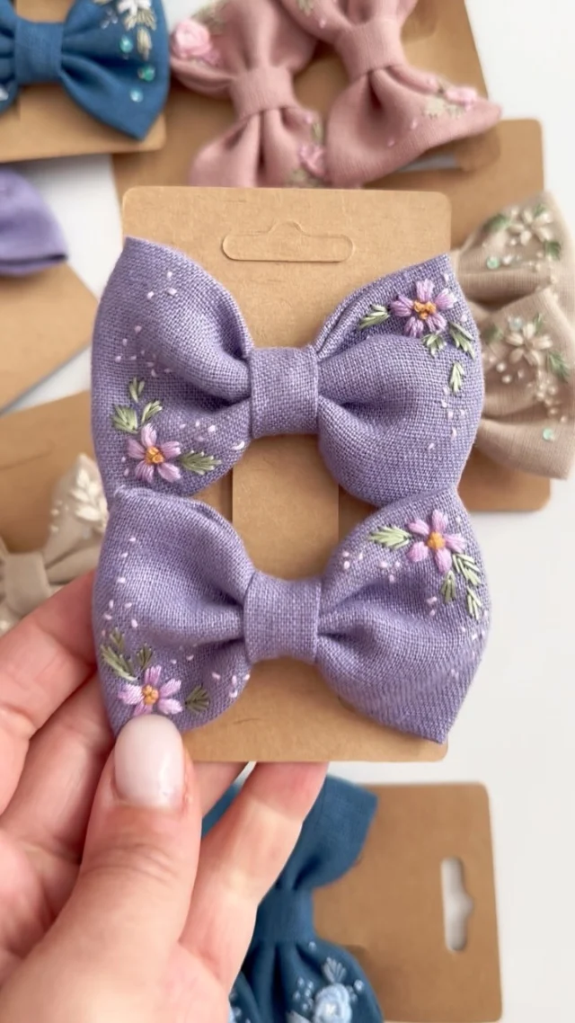 NEUE HAARSCHLEIFEN SIND DA🎀

Wir haben unsere handbestickten Haarschleifen wieder aufgefüllt - jedes Paar gibt es nur einmal!
 Eine tolle Geschenkidee für große und kleine Mädels oder einfach eine kleine Überraschung für zwischendurch🎁 
* Liebevoll per Hand bestickt – jedes Stück ein Unikat
* Passend zu unserer Leinenkollektion
* natürliche Materialien für einen angenehmen Tragekomfort
* stabiler Edelstahlclip für einen guten Halt

Die Grundfarben unserer Haarspangen sind die gleichen, aus der aus unsere Leinenkleidung gefertigt wird - du kannst sie also wunderbar mit allen Leinenteilen aus unserem Shop kombinieren! 
~
#haarspange #haarschleife #sticken #handbestickt #embroidery #handstiched #haarclip #handmade #handarbeit #leinenhaarschmuck #kinderhaare #kinderfrisur #mädchenfrisur #haarspangenliebe #mädchenhaare #haarklammern #besticktehaarspange #handgemachtmitliebe #mädchenaccessoires #girlshair #hairclip