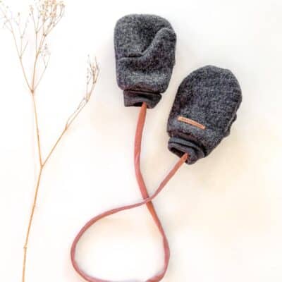 Sofortkauf: gefütterte Wollwalk Handschuhe in Anthrazit mit Band, Gr. 2 (3-4 Jahre)