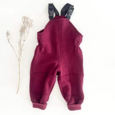 Sofortkauf: Walk-Latzhose Beere mit Knie- und Po-Verstärkung, Gr. 80/86