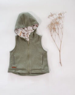 Sofortkauf: Merino-Walkweste mit Reißverschluss in Salbei/Chasing Cars, Gr. 80/86