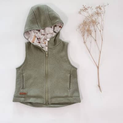 Sofortkauf: Merino-Walkweste mit Reißverschluss in Salbei/Chasing Cars, Gr. 80/86