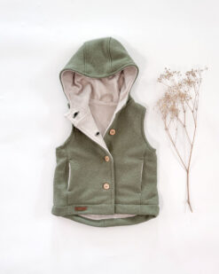 Sofortkauf: Merino-Walkweste mit Holzknöpfen in Salbei/Baumwollfleece Creme, Gr. 98/104