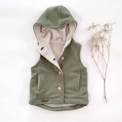 Sofortkauf: Merino-Walkweste mit Holzknöpfen in Salbei/Baumwollfleece Creme, Gr. 98/104