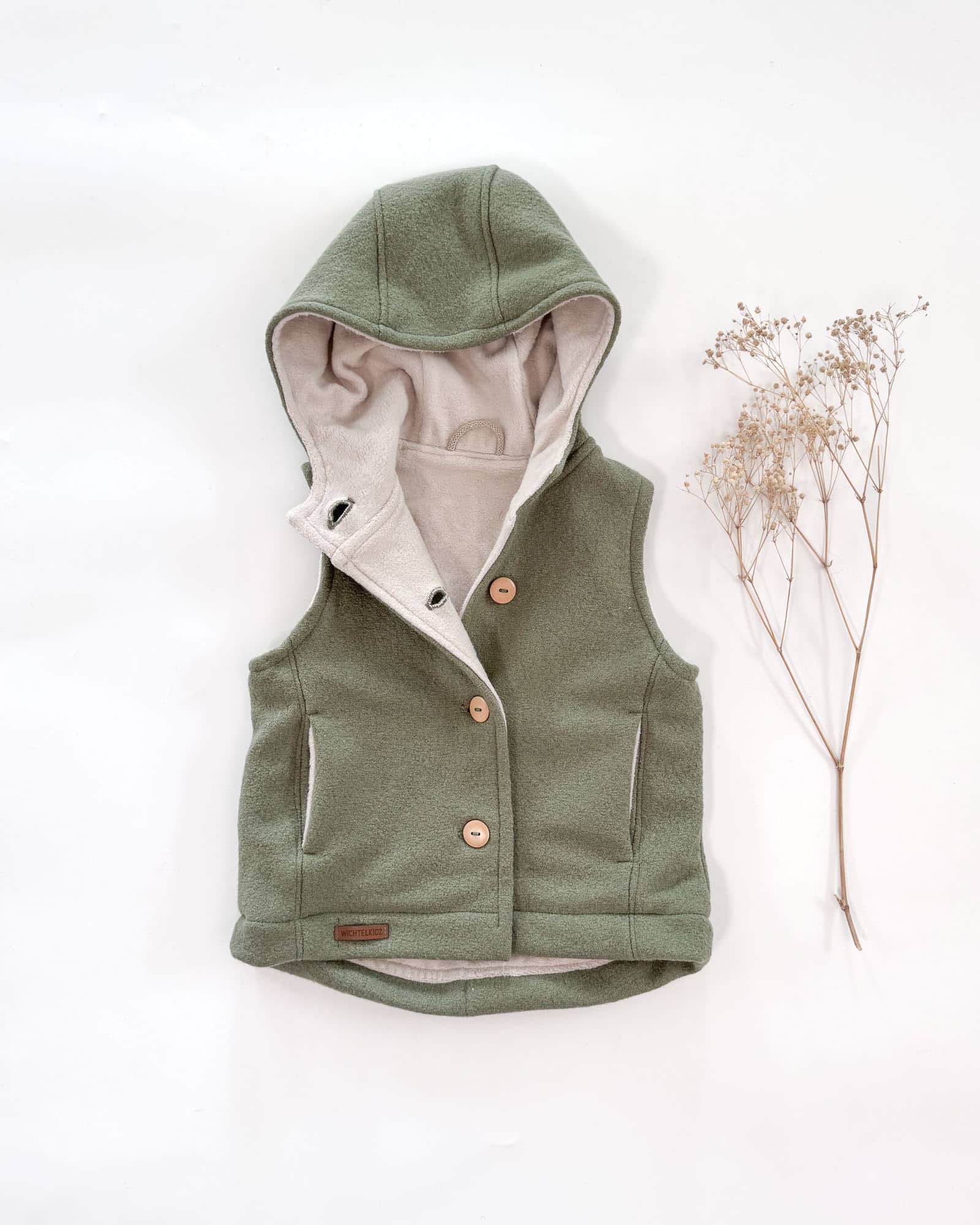 Sofortkauf: Merino-Walkweste mit Holzknöpfen in Salbei/Baumwollfleece Creme, Gr. 98/104