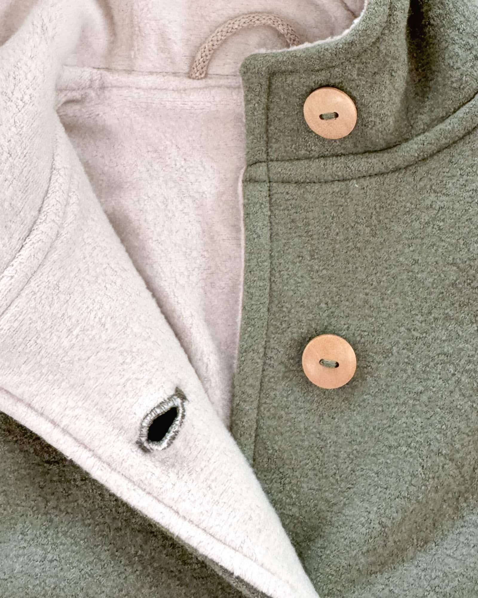 Sofortkauf: Merino-Walkweste mit Holzknöpfen in Salbei/Baumwollfleece Creme, Gr. 98/104 – Bild 2