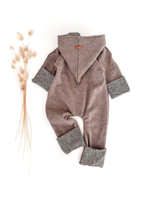 Sofortkauf: Merino Overall in Taupe/Leoprint mit Umschlagbündchen und Reißverschluss, Gr. 68/74 – Bild 3