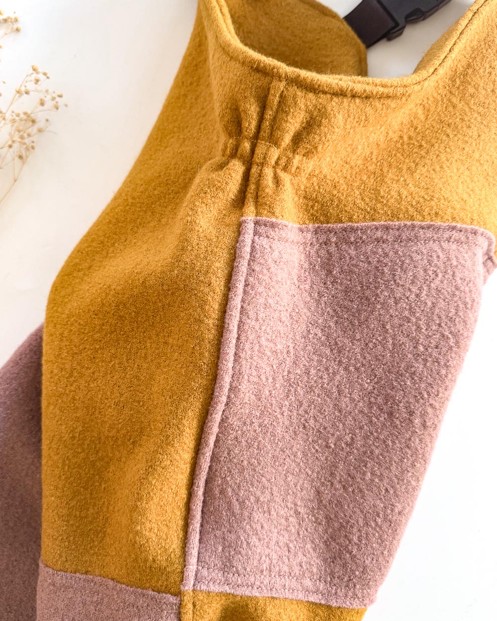 Sofortkauf: Walk-Latzhose Senf mit Knie und Po-Verstärkung in Altrosa, Gr. 98/104 – Bild 3