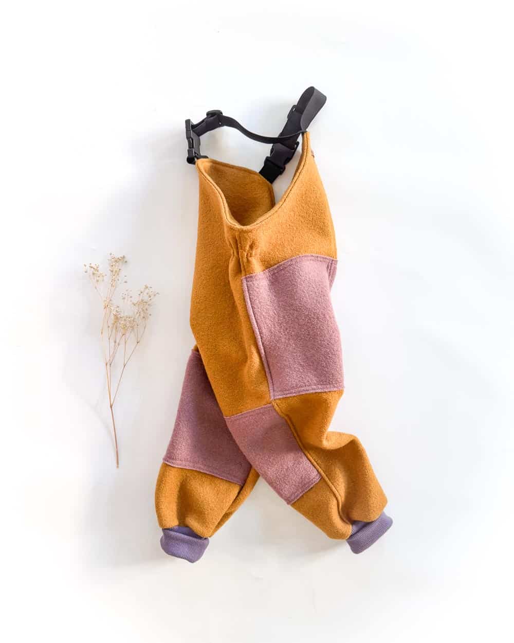 Sofortkauf: Walk-Latzhose Senf mit Knie und Po-Verstärkung in Altrosa, Gr. 98/104 – Bild 2