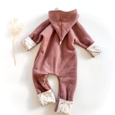 Sofortkauf: Walkoverall in Altrosa/Norwegian Flowers mit Umschlagbündchen und Reißverschluss, Gr. 80/86