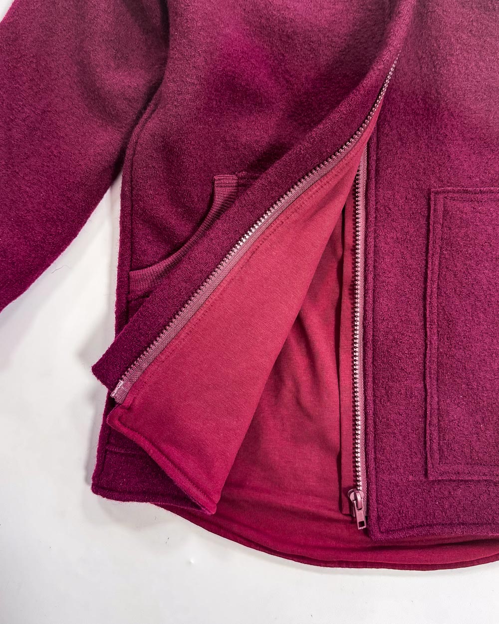 Sofortkauf: Walkjacke mit Reißverschluss mit Taschen in Beere/Beere, Gr. 134/140 – Bild 3