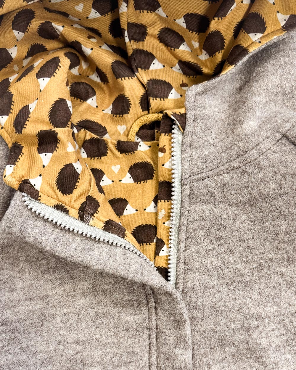 Sofortkauf: Walkjacke mit Reißverschluss mit Taschen in Sand Meliert/Verliebte Igel, Gr. 140/146 – Bild 2