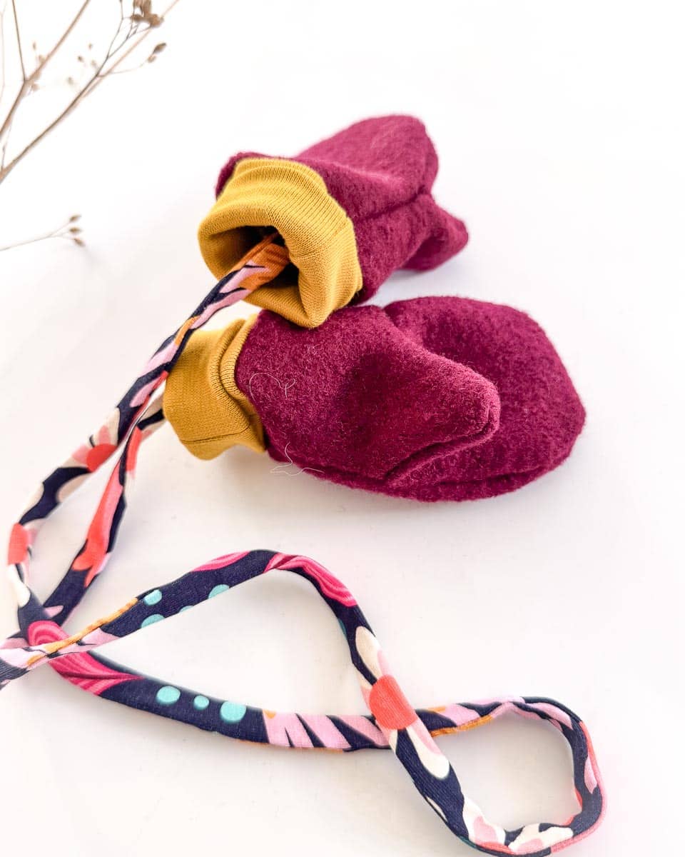 Sofortkauf: ungefütterte Wollwalk Handschuhe in Beere mit Band, Gr. 1 (1-2 Jahre) – Bild 2
