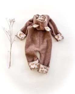 Sofortkauf: Walkoverall in Schlamm/Brownbow mit Umschlagbündchen und Holzknöpfen, Gr. 68/74