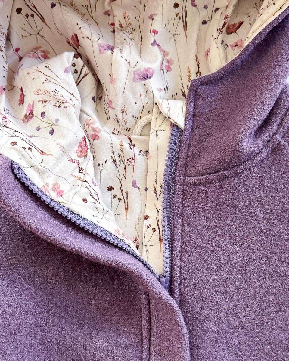 Sofortkauf: Walkjacke mit Reißverschluss in Lila/Norwegain Flowers, Gr. 104/110 – Bild 2