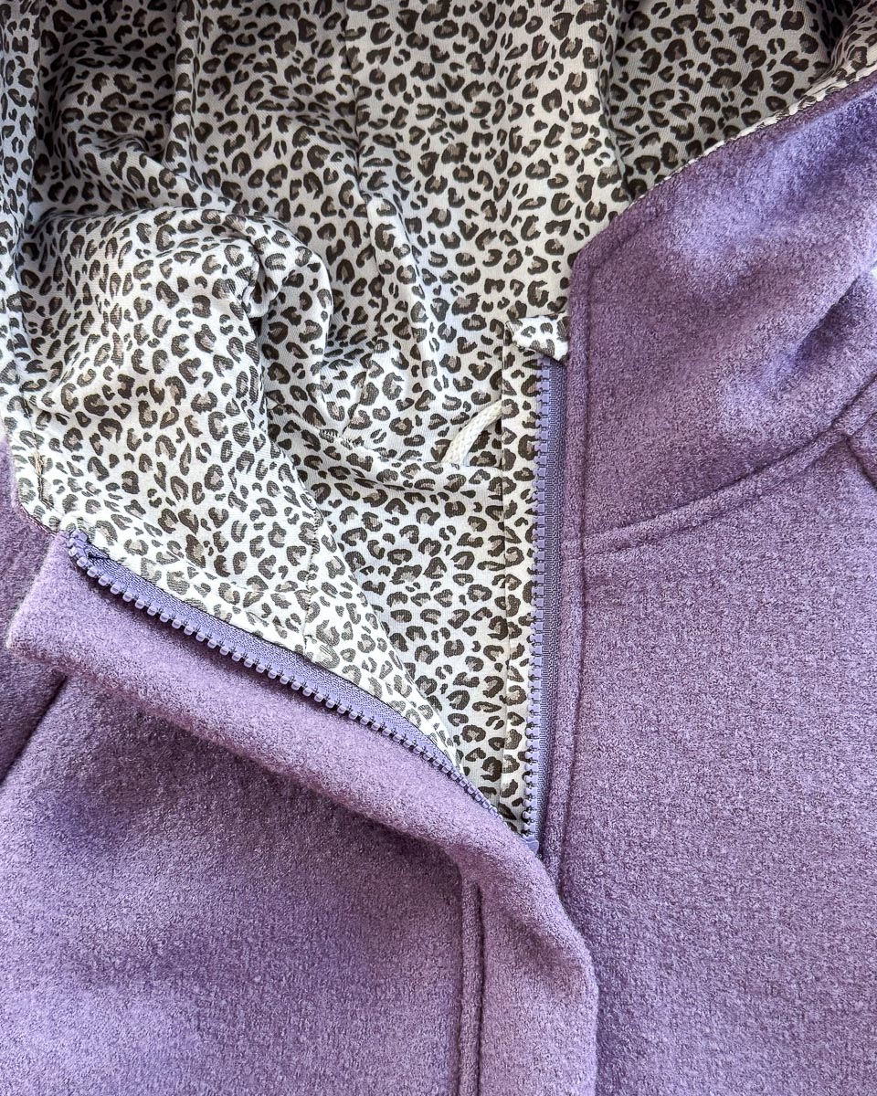 Sofortkauf: Walkjacke mit Reißverschluss in Lila/Leoprint, Gr. 134/140 – Bild 2