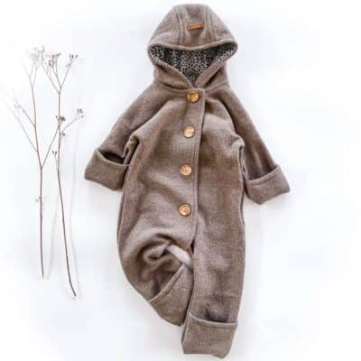 Sofortkauf: Merinowalk Overall in Taupe/Leoprint mit Umschlagbündchen und Holzknöpfen, Gr. 62/68