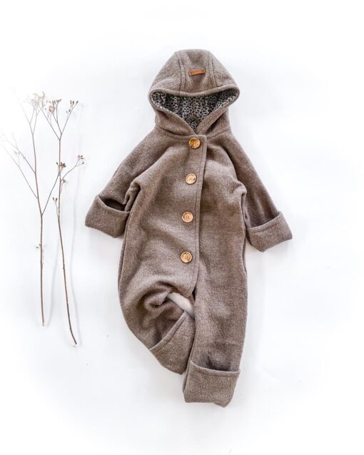 Sofortkauf: Merinowalk Overall in Taupe/Leoprint mit Umschlagbündchen und Holzknöpfen, Gr. 62/68