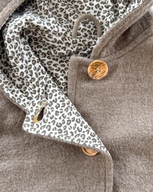 Sofortkauf: Merinowalk Overall in Taupe/Leoprint mit Umschlagbündchen und Holzknöpfen, Gr. 62/68 – Bild 2
