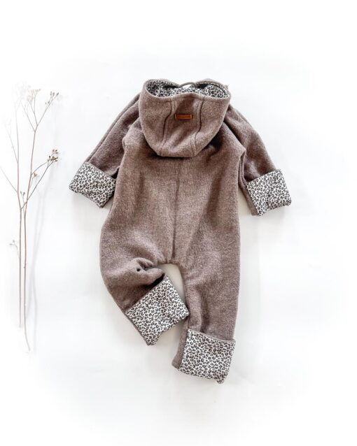 Sofortkauf: Merinowalk Overall in Taupe/Leoprint mit Umschlagbündchen und Holzknöpfen, Gr. 62/68 – Bild 3
