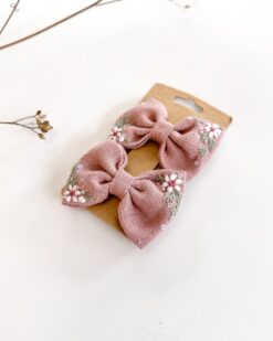 Alternative view of handbestickte Haarschleifen 2er-Set – Altrosa "Edelweiss"
