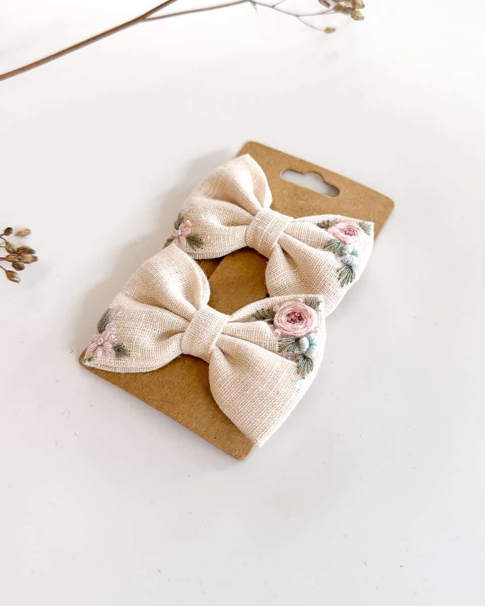 handbestickte Haarschleifen 2er-Set – Wollweiß "Röschen" – Bild 2