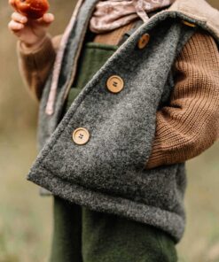Kinder Baby Weste aus Wollwalk vollgefüttert und im zeitlosen Design mit Holzknöpfen