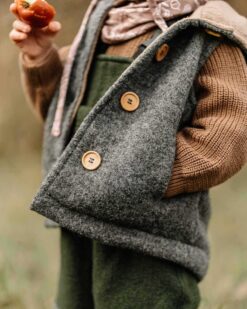 Kinder Baby Weste aus Wollwalk vollgefüttert und im zeitlosen Design mit Holzknöpfen