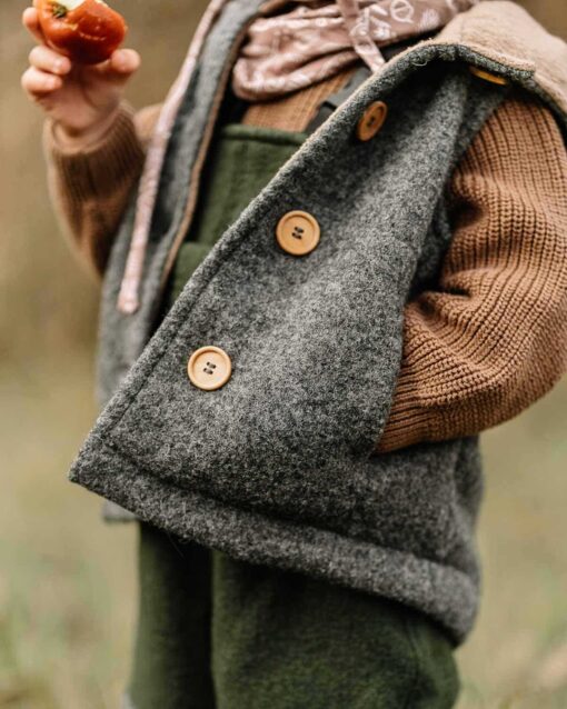 Kinder Baby Weste aus Wollwalk vollgefüttert und im zeitlosen Design mit Holzknöpfen