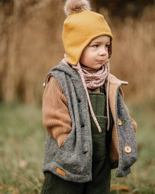 Kinder Wollwalk Outfit Weste mit Holzknöpfen , Walklatzhose und Walkmütze Bommelmütze