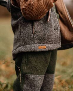Walkweste Wollwalk Gilet Kinder gefüttert mit klassischem Design und Holzknöpfen