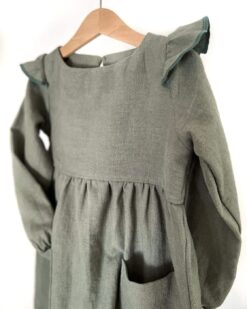 langärmliges Mädchen Kleid aus Leinen mit Rüschen in Salbei /Sage / Olive für Taufe, Geburtstag, Hochzeit oder Fotoshootings