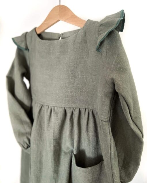 langärmliges Mädchen Kleid aus Leinen mit Rüschen in Salbei /Sage / Olive für Taufe, Geburtstag, Hochzeit oder Fotoshootings