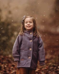 Wollwalk Walkjacke Kinder mit hochwertig verarbeitetem Holzknöpfen und runden Taschen