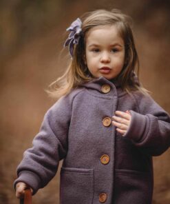 Walkjacke für Kinder aus 100% Schurwolle mit hochwertig verarbeitetem Holzknöpfen und runden Taschen