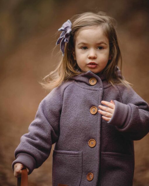 Walkjacke für Kinder aus 100% Schurwolle mit hochwertig verarbeitetem Holzknöpfen und runden Taschen