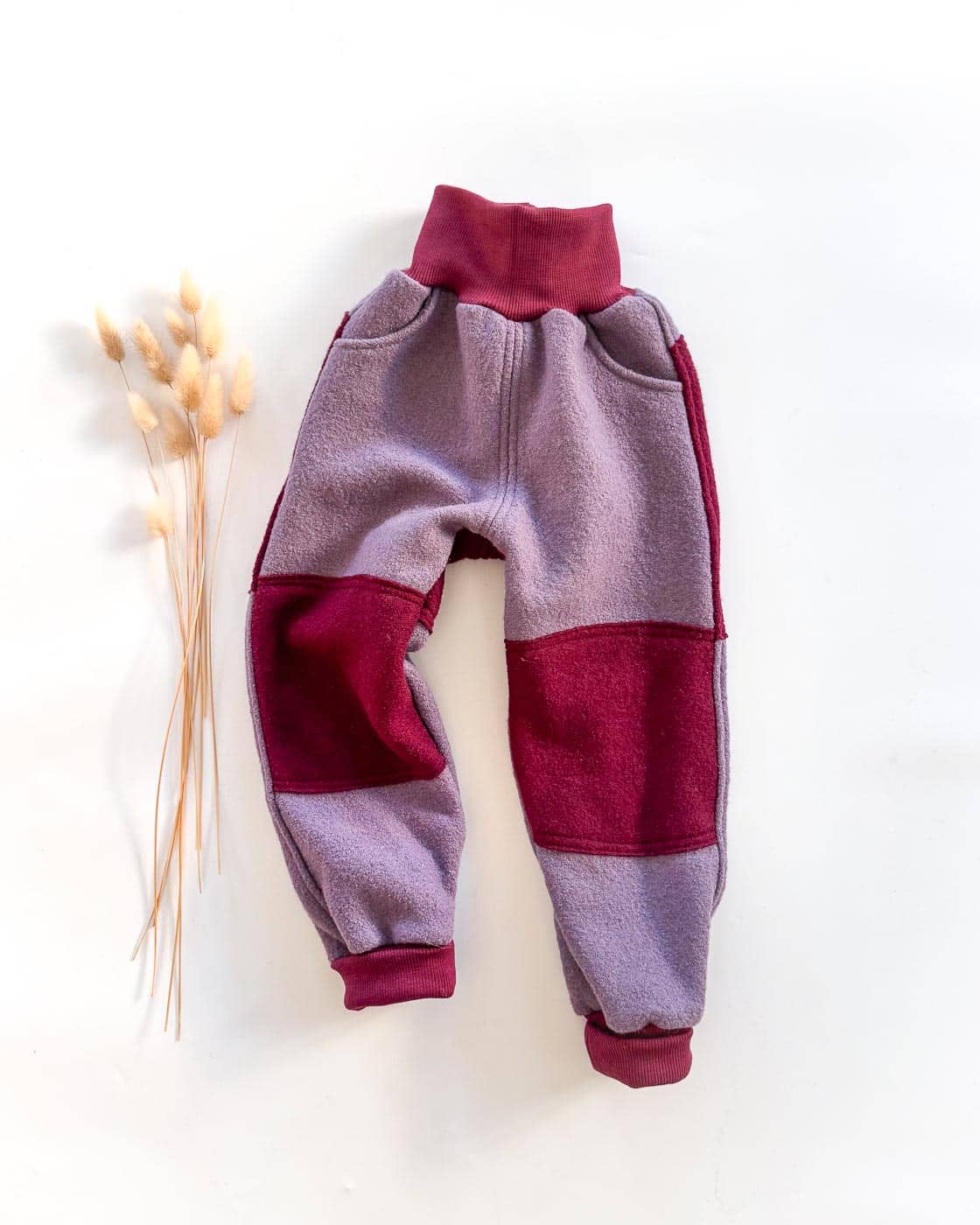 Sofortkauf: Walkhose mit Taschen in Lila mit Po- und Knie Verstärkung in Beere, Gr. 110/116